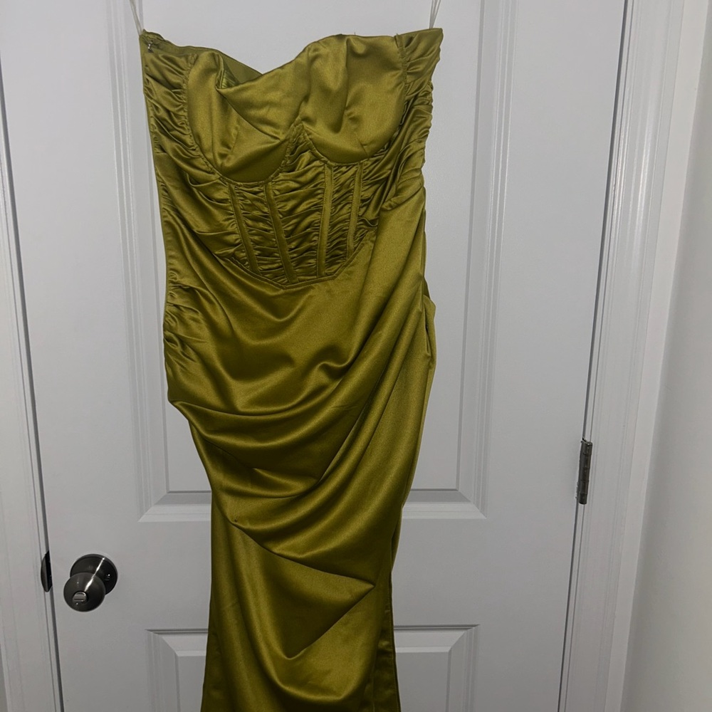 PrettyLittleThing Yellow Ruched Strapless Gown - Picture 4 of 4